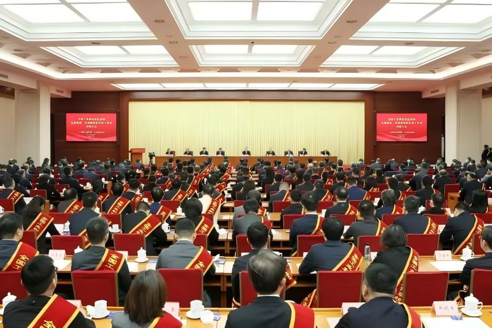 董事長熊俊杰榮獲“全國工業(yè)和信息化系統(tǒng)勞動模范”稱號！
